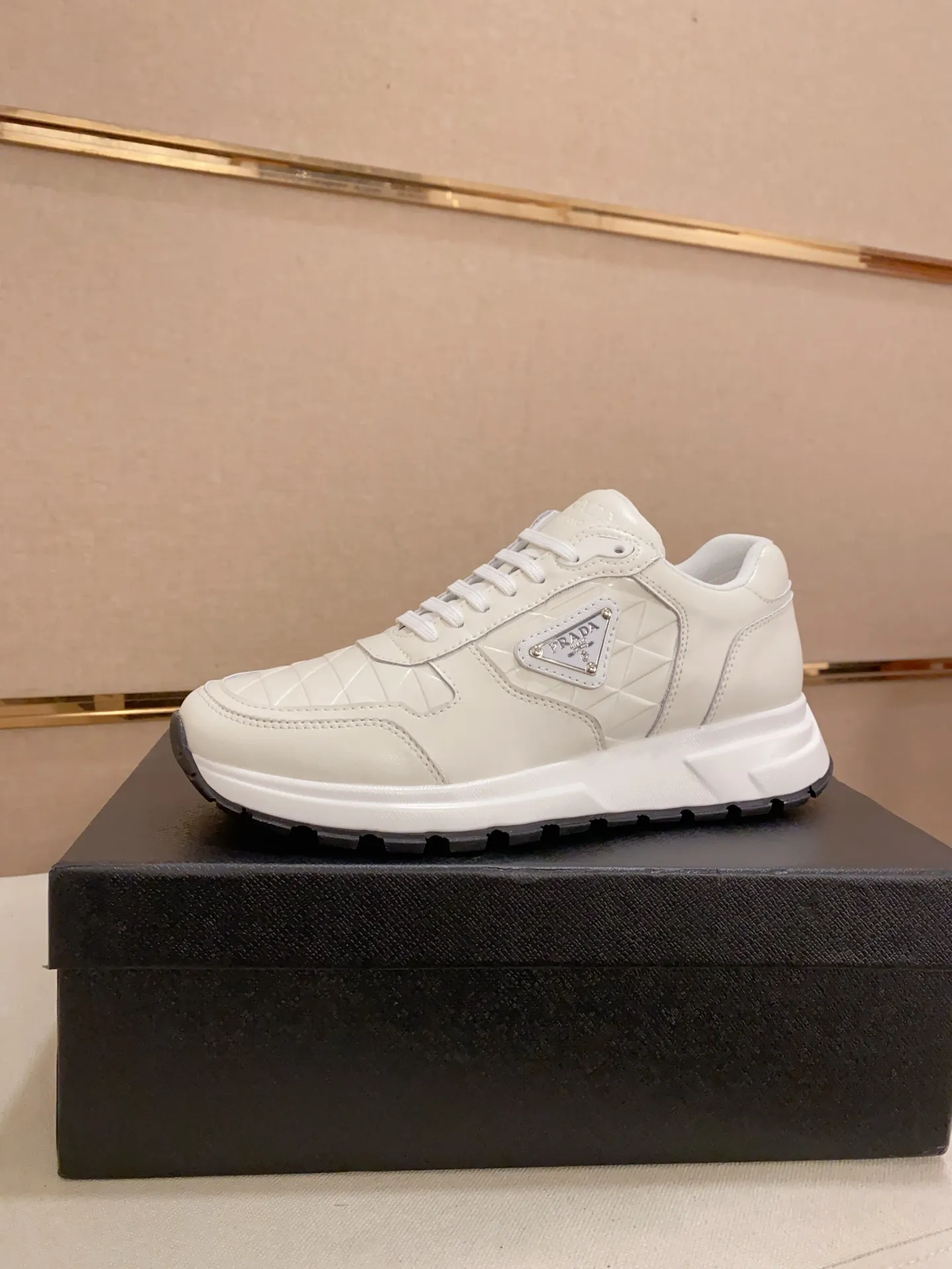 Men's shoes 💰: 500💰 [Prada～Prada] Trendy new styles are on the market. Same style as the official website. Counter quality. Original matching. [Strong] [Strong] Selected first-layer cowhide fabric. Comfortable and breathable sheepskin lining, fine workmanship, upper layer made of 100% pure cowhide, original last shape, comfortable on the feet, shoe sizes 38 to 44